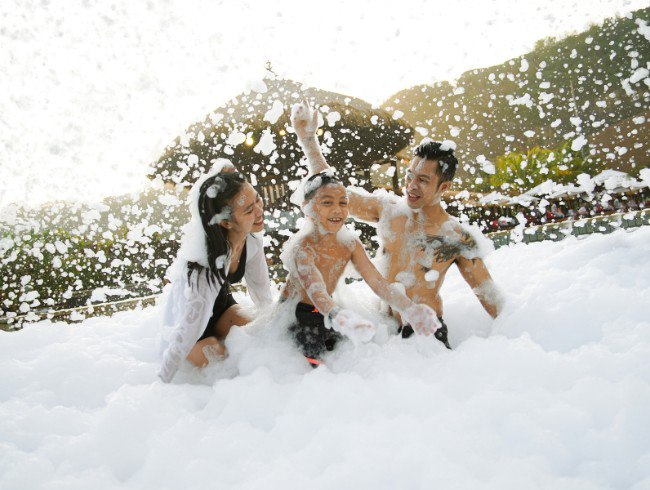 seaside-brunch-and-foam-party-in-bali